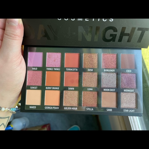 Eyeshadow palette - Picture 2 of 2